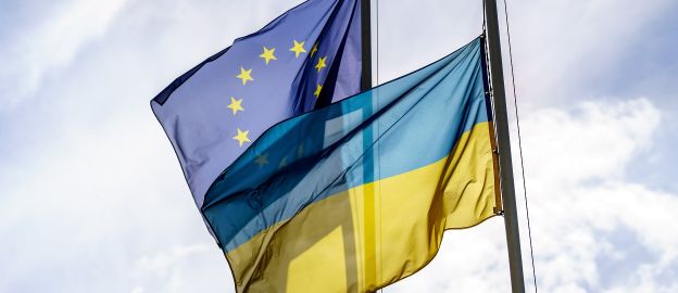 flaga Ukrainy; flaga UE; flagi Ukrainy i Unii Europejskiej